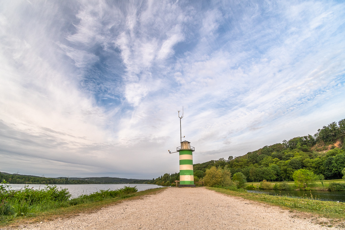 Blick auf den grün-weißen Leuchtturm am Kemnader See im Ruhrgebiet