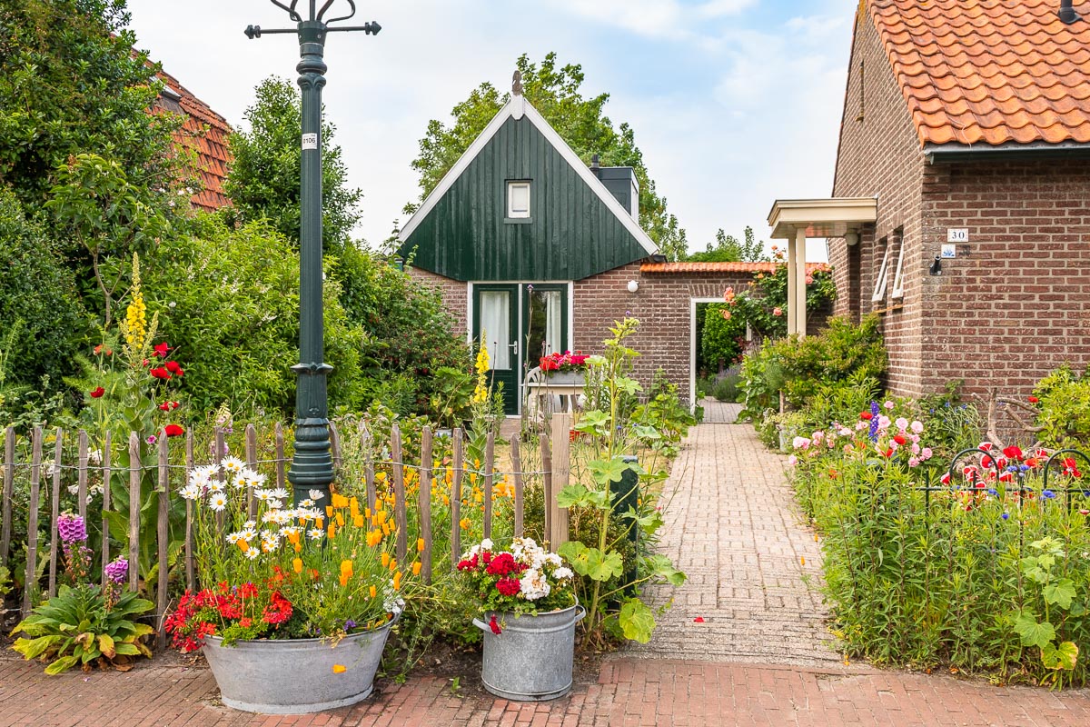 Ein bunt blühender Garten vor einem schönen Haus auf Texel