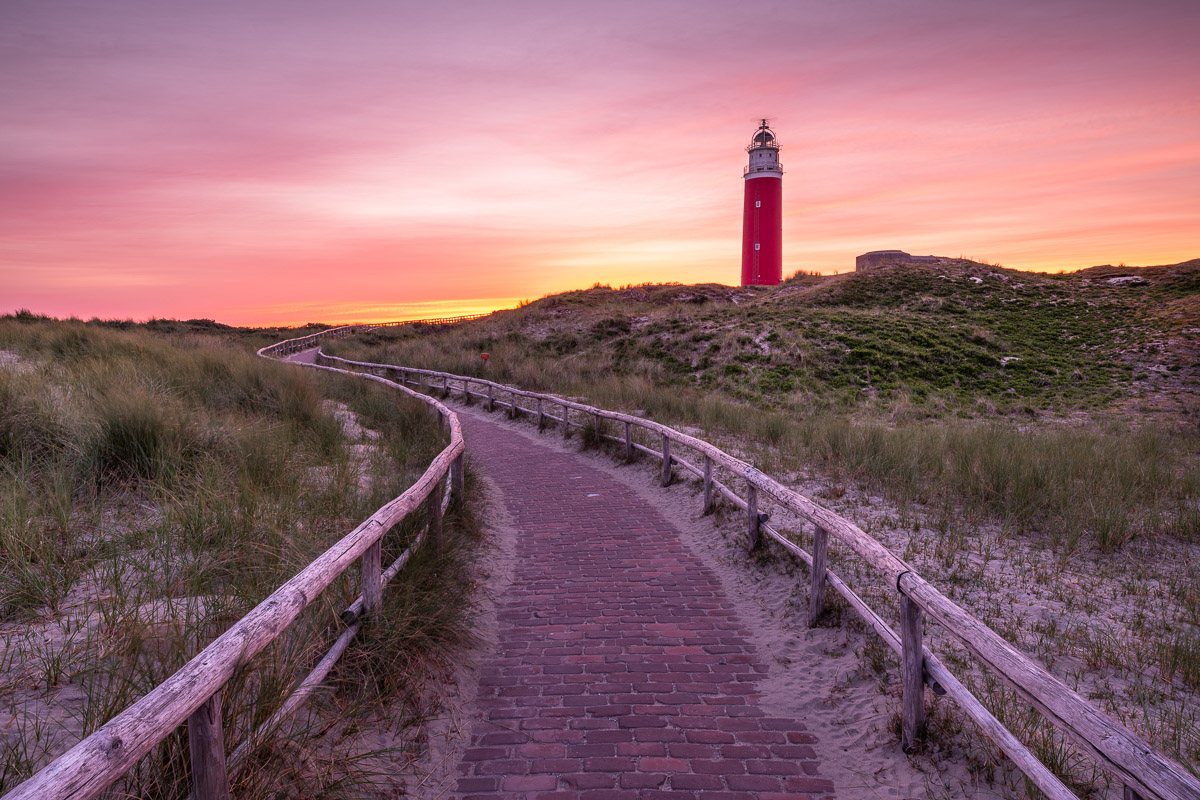 Leuchtturm bei Sonnenaufgang auf Texel