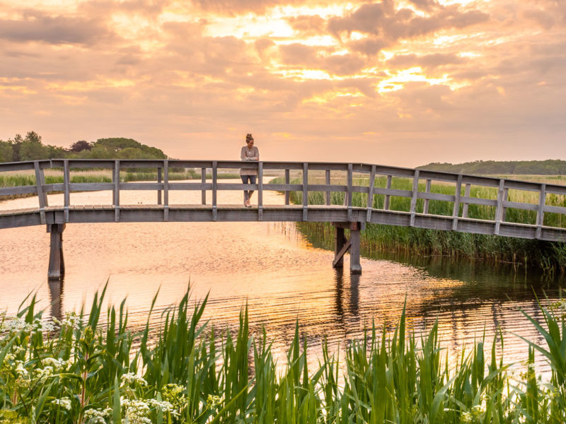 Frau steht auf Brücke auf Texel