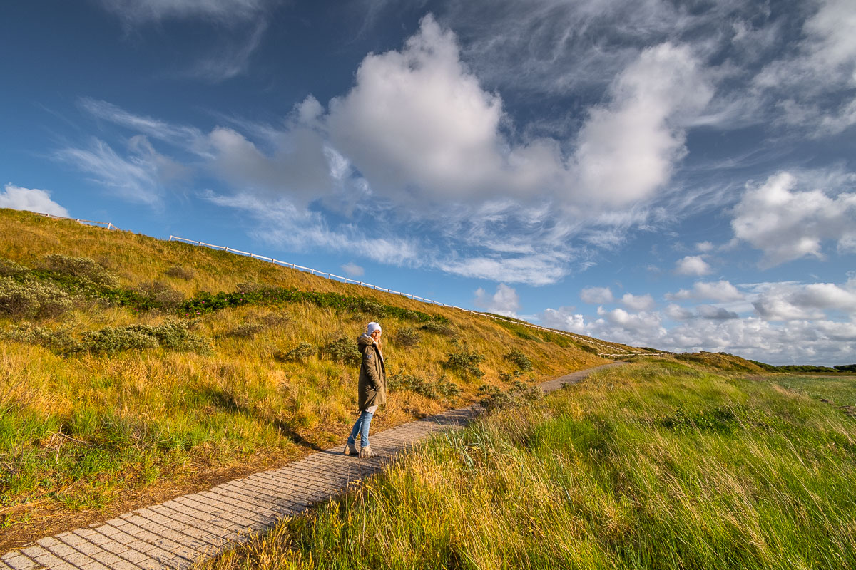 Frau wandert durch ein grünes Gebiet auf Texel