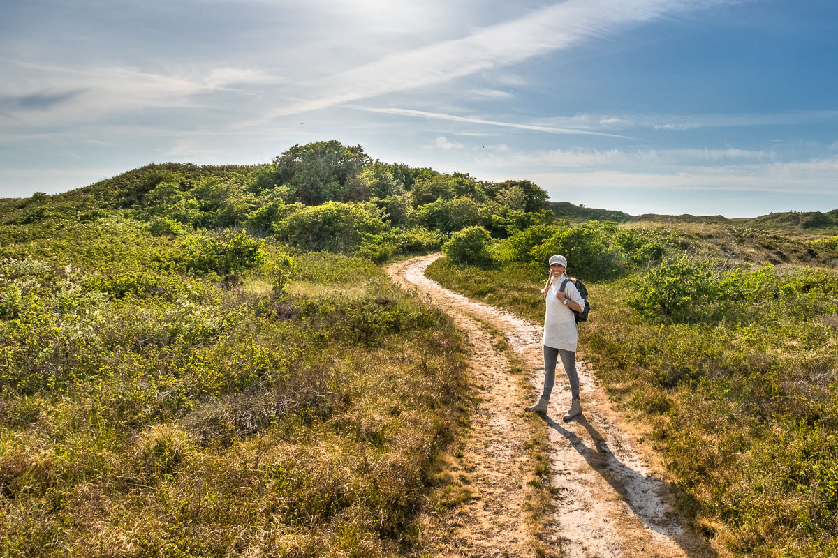 Frau wandert auf einem Naturweg auf Texel