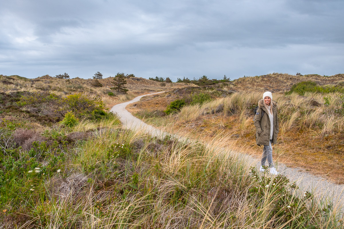 Frau wandert über einen Wanderweg durch Het Alloo