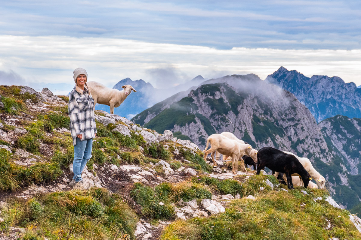Frau in einem Bergpanorama in Slowenien