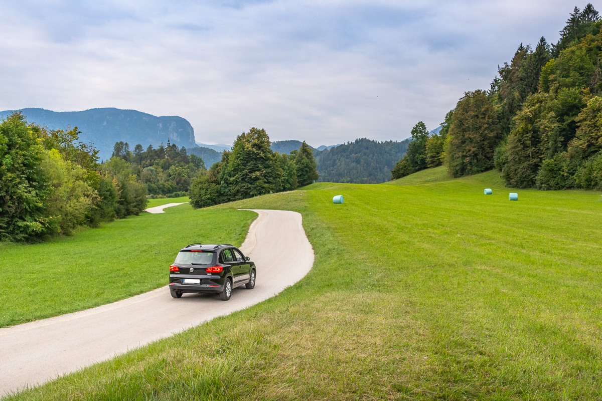 Auto steht in slowenischer Landschaft