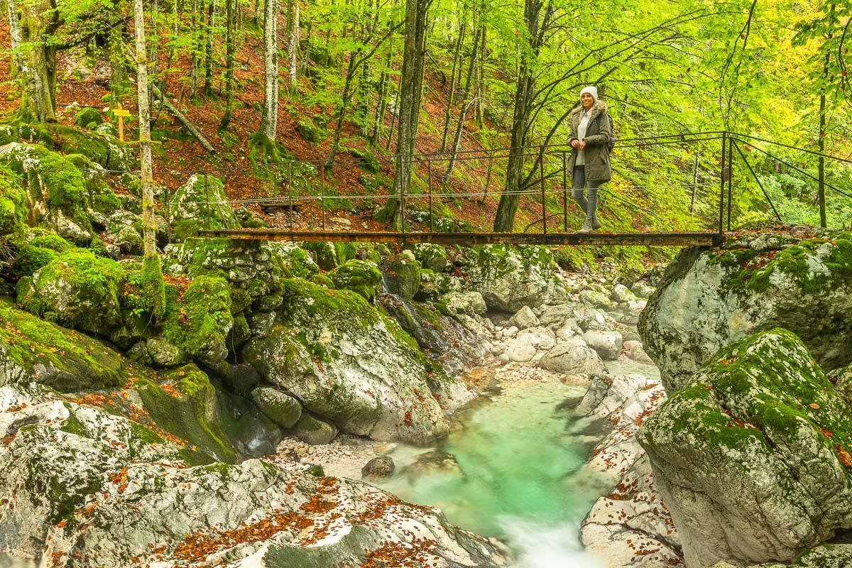Frau steht auf Hängebrücke in Slowenien