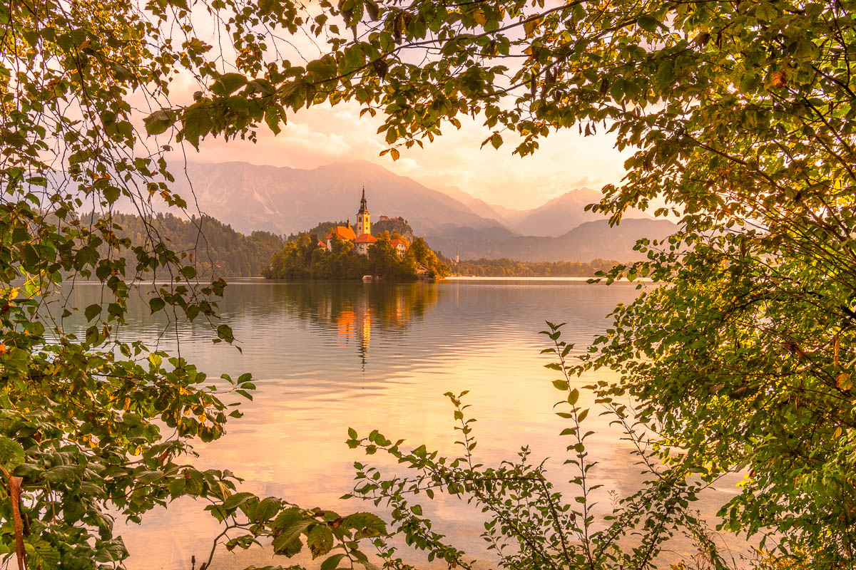 Sonnenaufgang am Bleder See in Slowenien