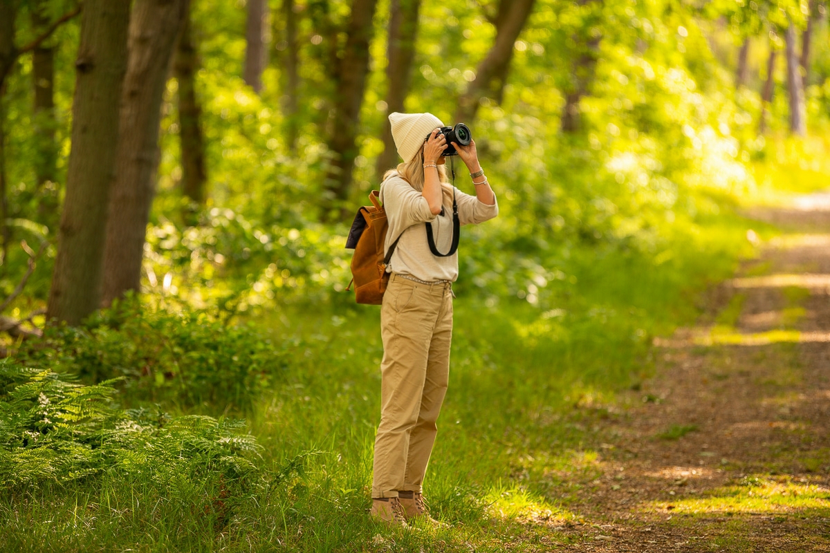 Frau fotografiert grüne Natur