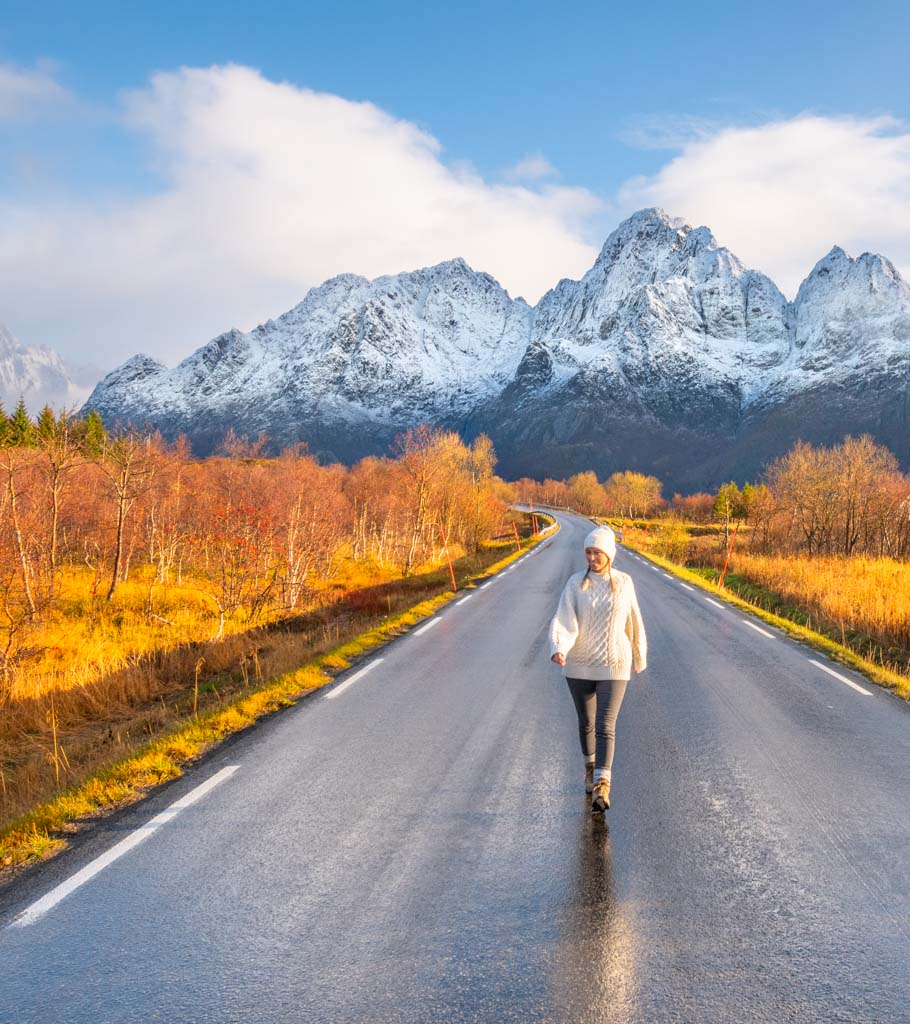 Business-Mentoring-Natur Frau geht vor Bergkulisse in Norwegen