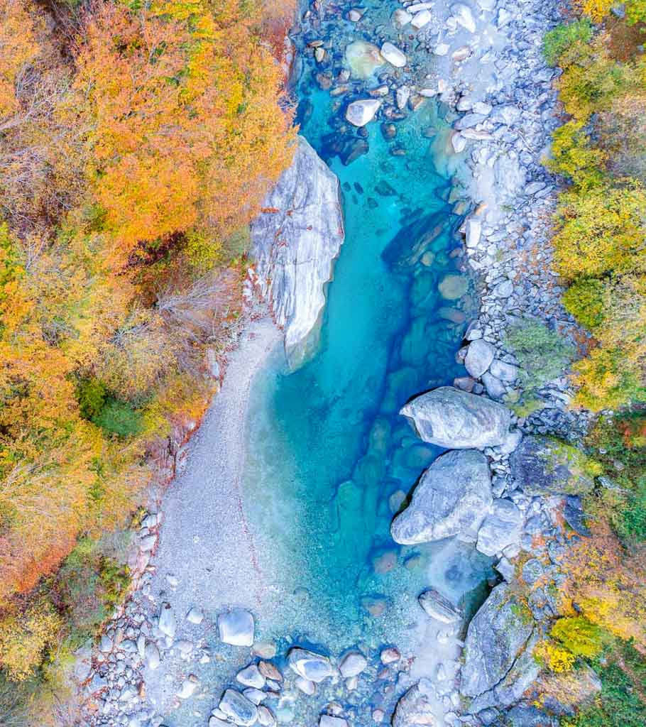Natur-von-oben Drohnenaufnahme von einer Herbstnatur und einem blauen Fluss