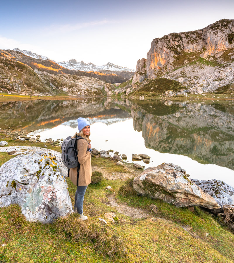 Naturverbundene-Business-Mentorin Frau steht im Gebirge von Nordspanien